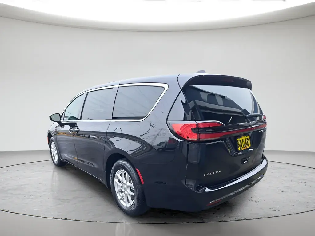 2026 Chrysler Pacifica Select photo 5