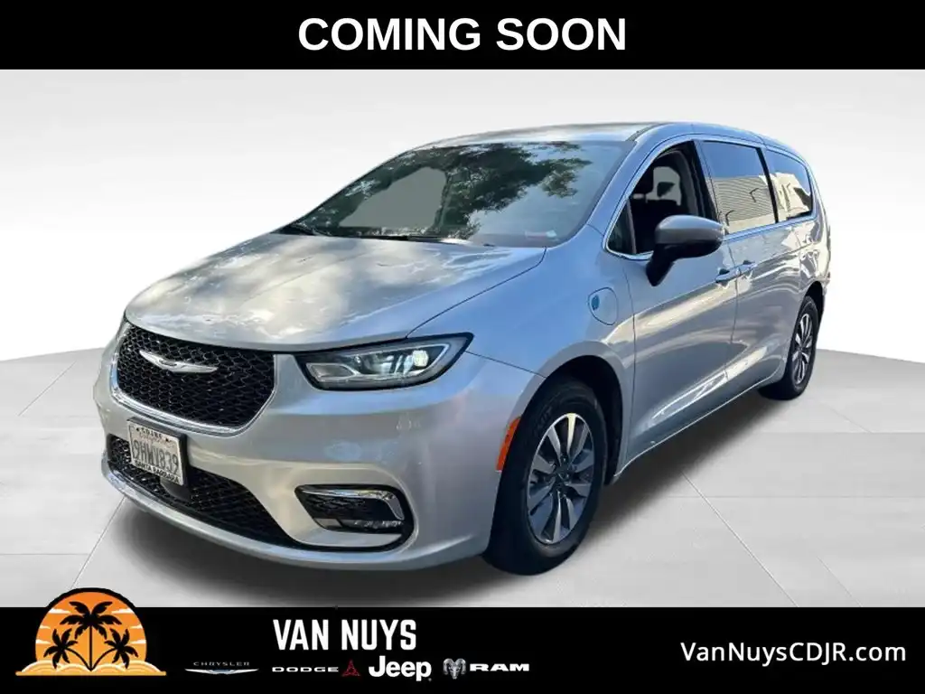 2023 Chrysler Pacifica Hybrid Touring L's photo