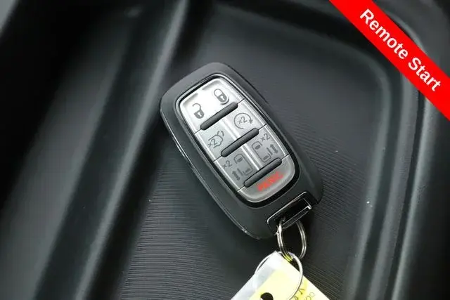 2027 Chrysler Pacifica Select photo 3