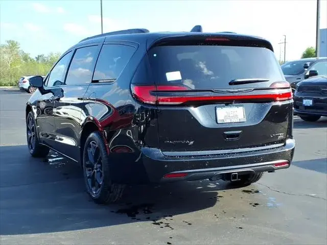 2026 Chrysler Pacifica Limited AWD photo 4