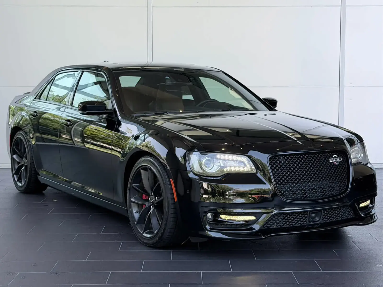 2023 Chrysler 300 C photo 3