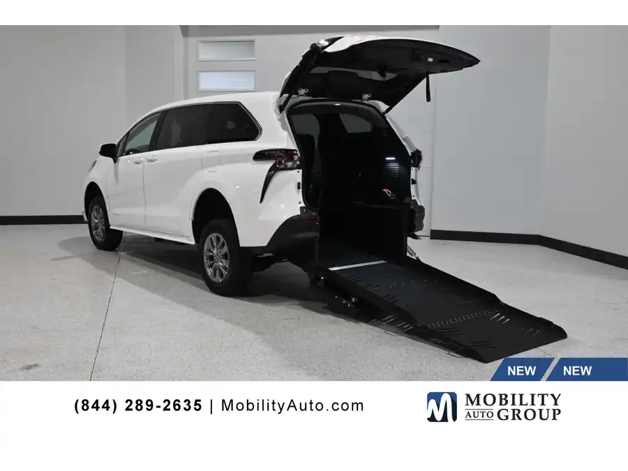 2026 Toyota Sienna LE 8-Passenger Hybrid FWD's photo