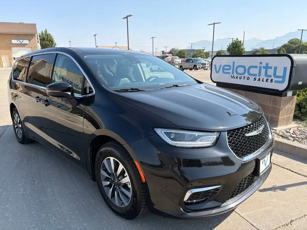 2023 Chrysler Pacifica Hybrid Touring L photo 1