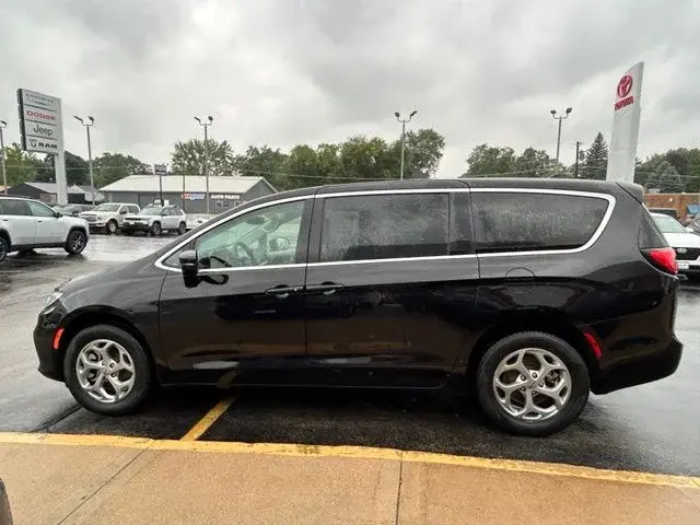 2024 Chrysler Pacifica Limited AWD photo 5