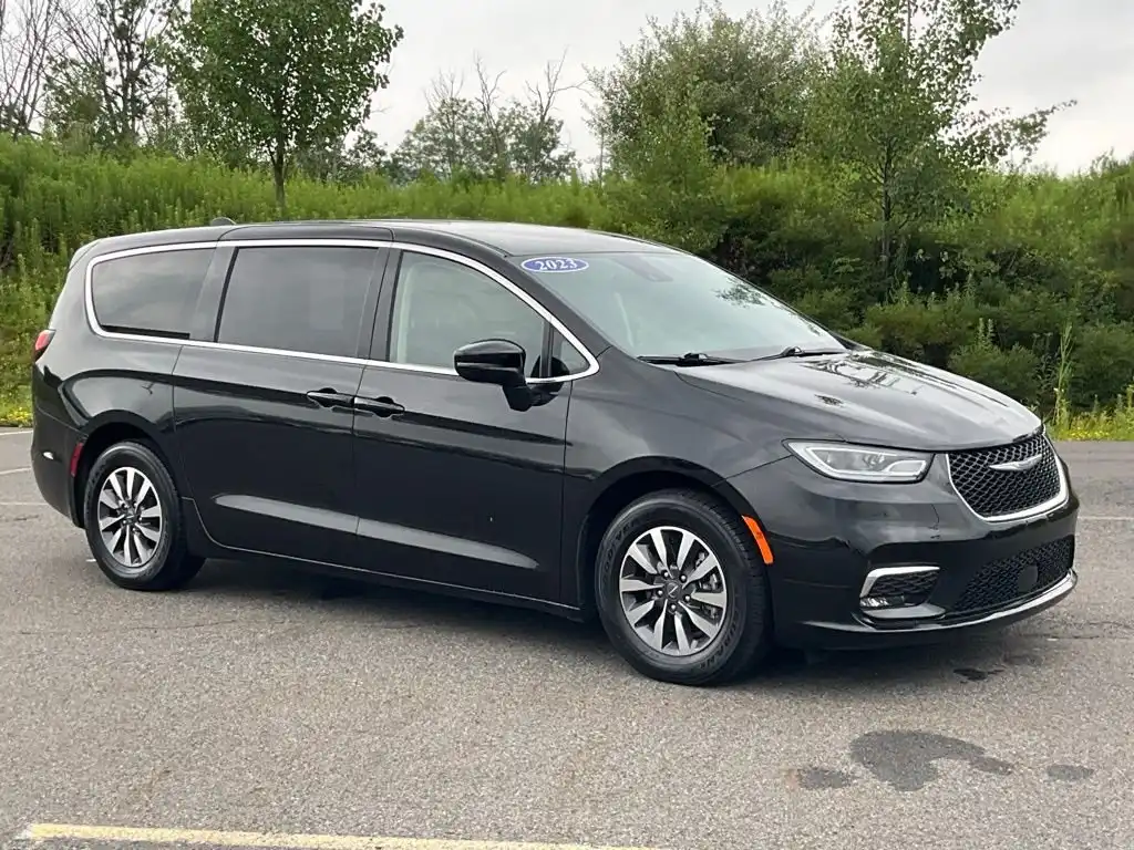 2023 Chrysler Pacifica Hybrid Touring L Hybrid's photo