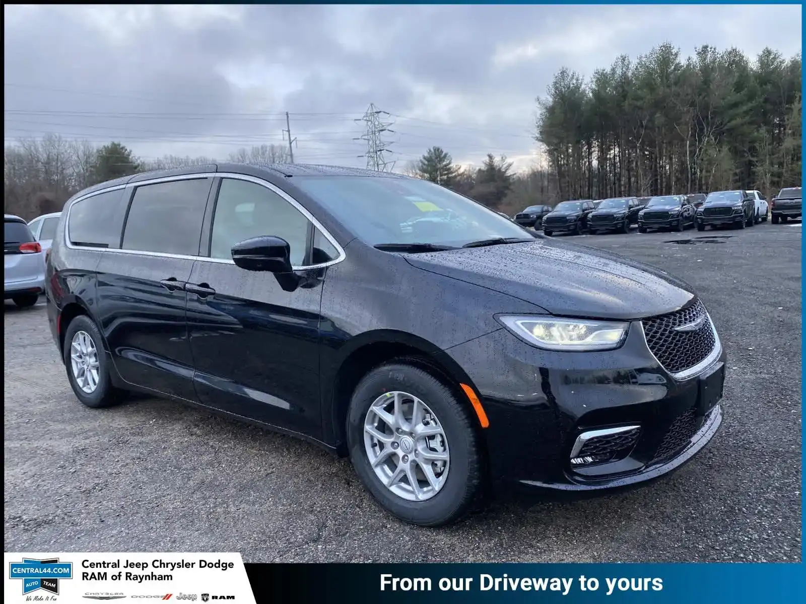 2026 Chrysler Pacifica Select's photo