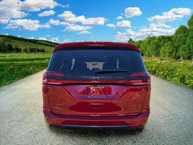 2026 Chrysler Pacifica Select photo 5