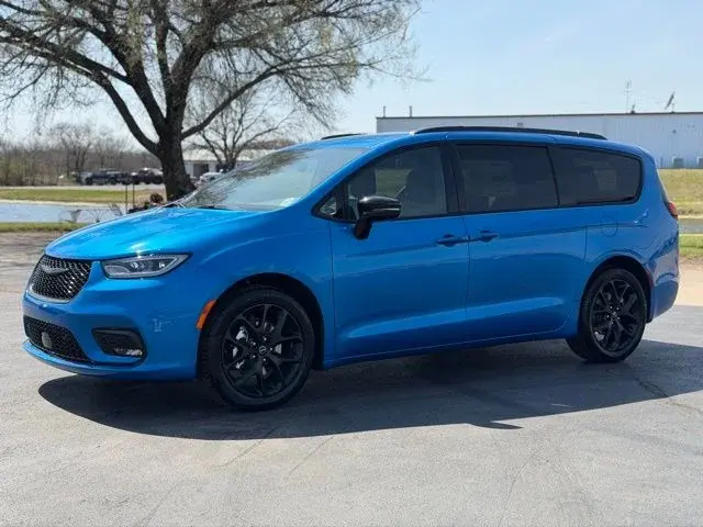 2026 Chrysler Pacifica Select photo 3