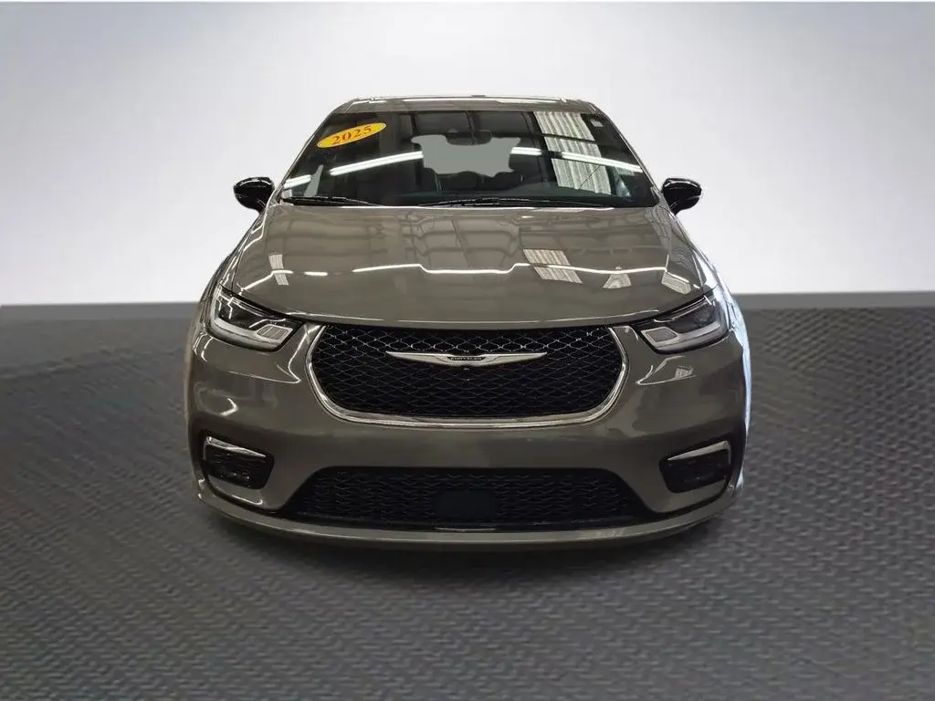 2025 Chrysler Pacifica Select photo 3