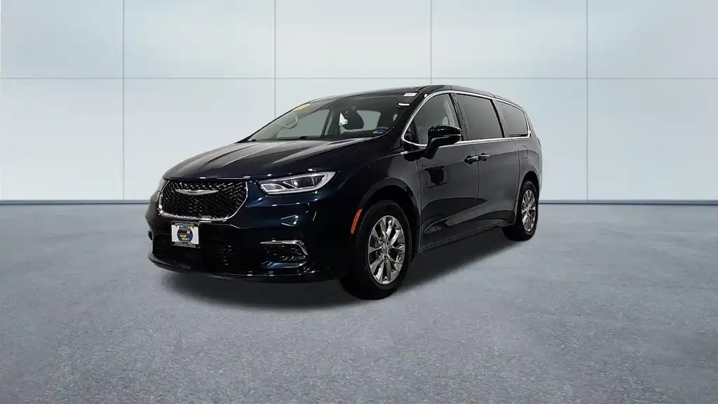 2023 Chrysler Pacifica Touring L AWD's photo