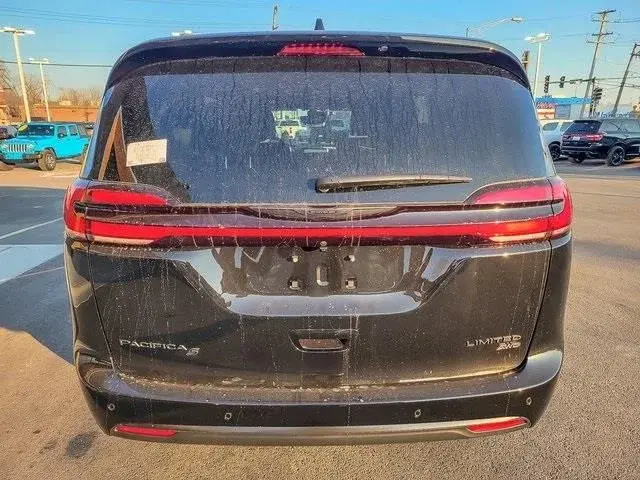 2026 Chrysler Pacifica Limited AWD photo 5