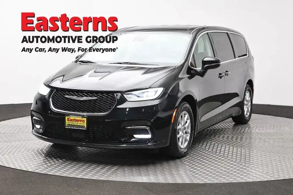 2023 Chrysler Pacifica Touring L's photo