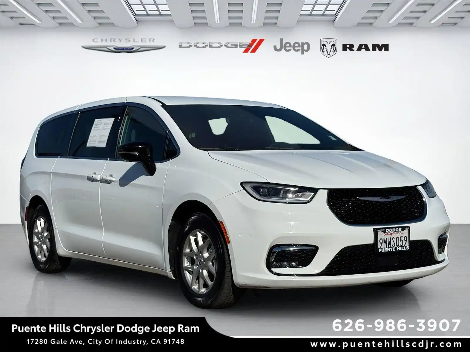 2024 Chrysler Pacifica Touring's photo