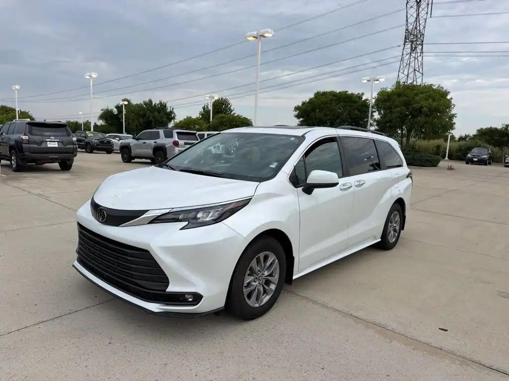 2026 Toyota Sienna XLE 7-Passenger Hybrid FWD's photo