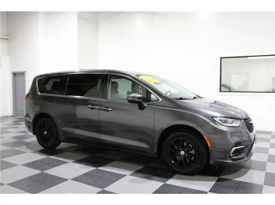 2023 Chrysler Pacifica Touring L's photo
