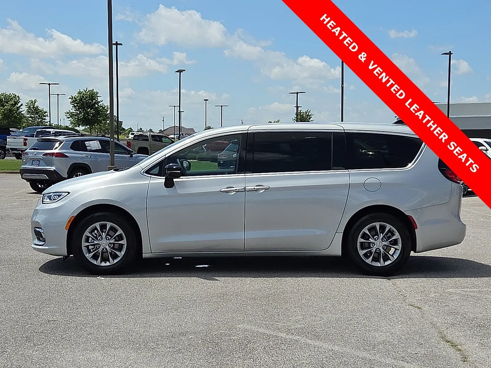 2026 Chrysler Pacifica Limited photo 3