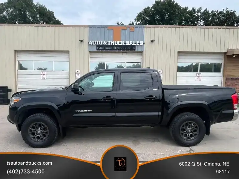 2017 Toyota Tacoma SR5 Double Cab 4x4 V6 Auto Short Bed's photo