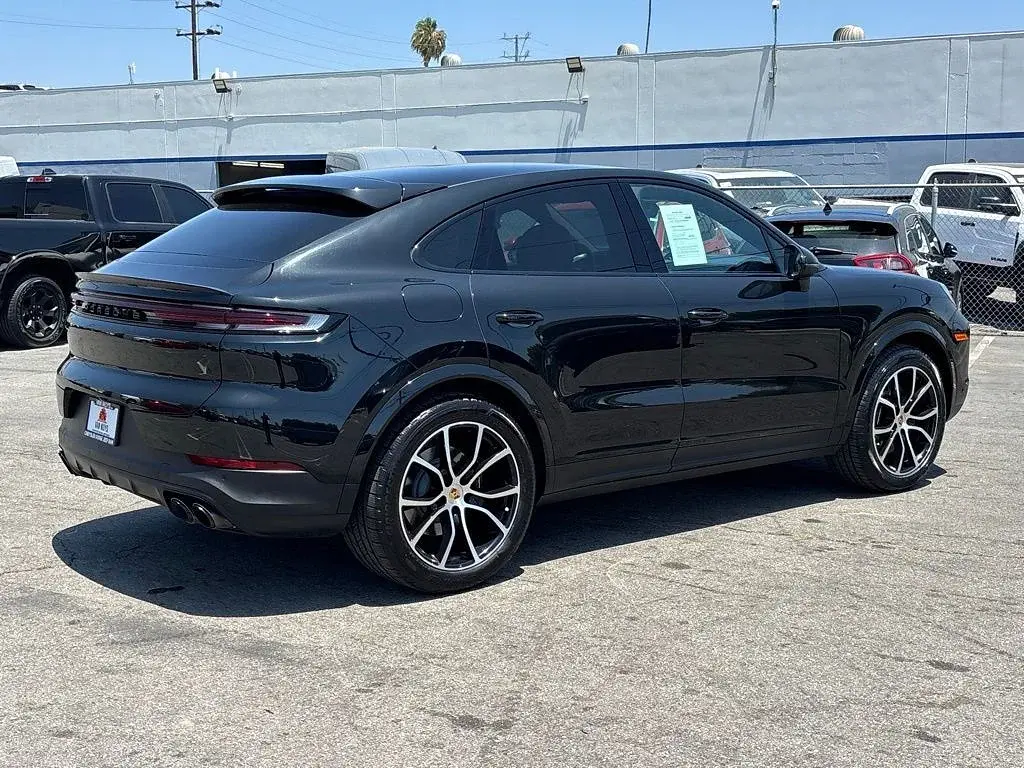 2024 Porsche Cayenne Base photo 3