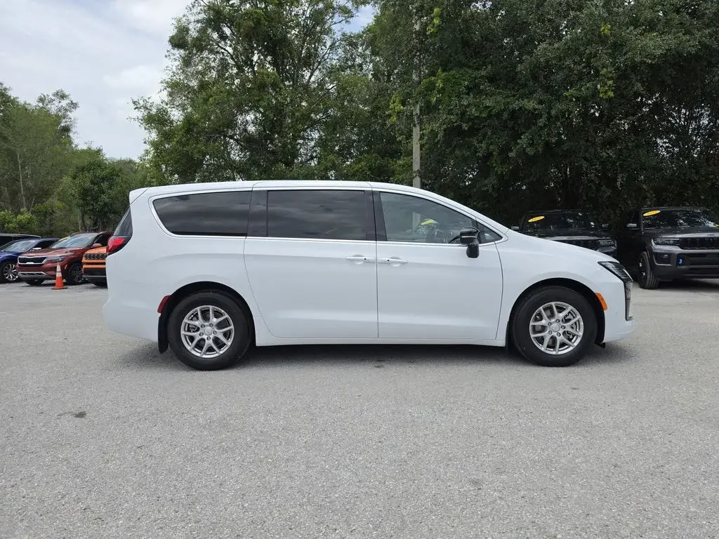 2027 Chrysler Pacifica Select photo 3