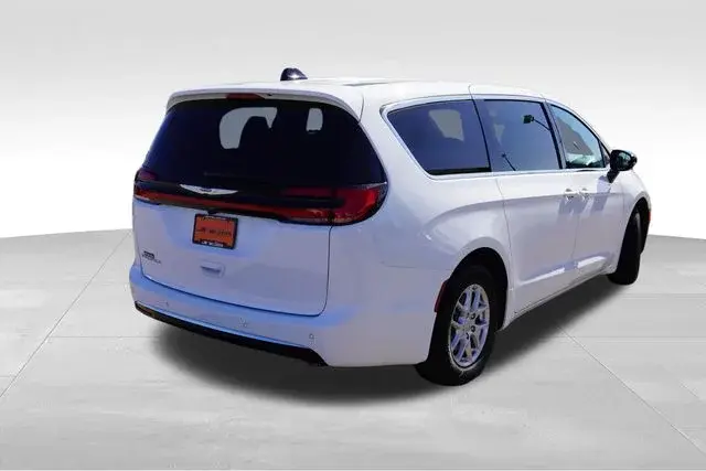 2026 Chrysler Pacifica Select photo 5