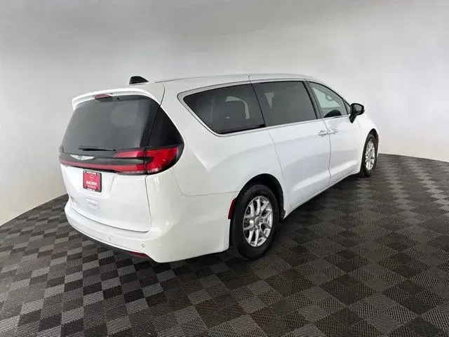 2023 Chrysler Pacifica Touring L photo 5
