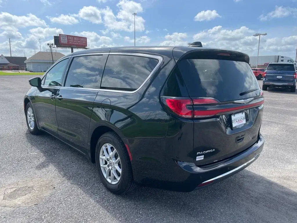 2023 Chrysler Pacifica Touring L photo 5