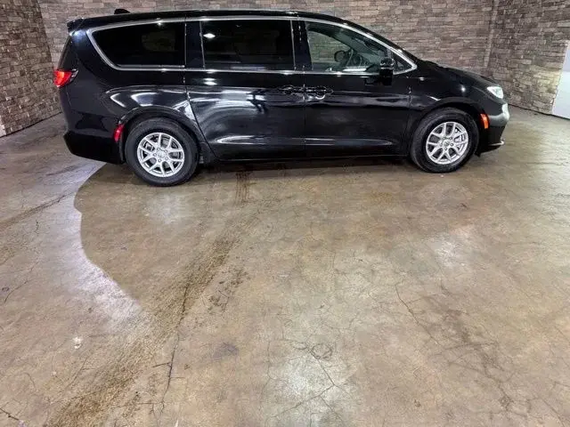 2025 Chrysler Pacifica Select photo 4