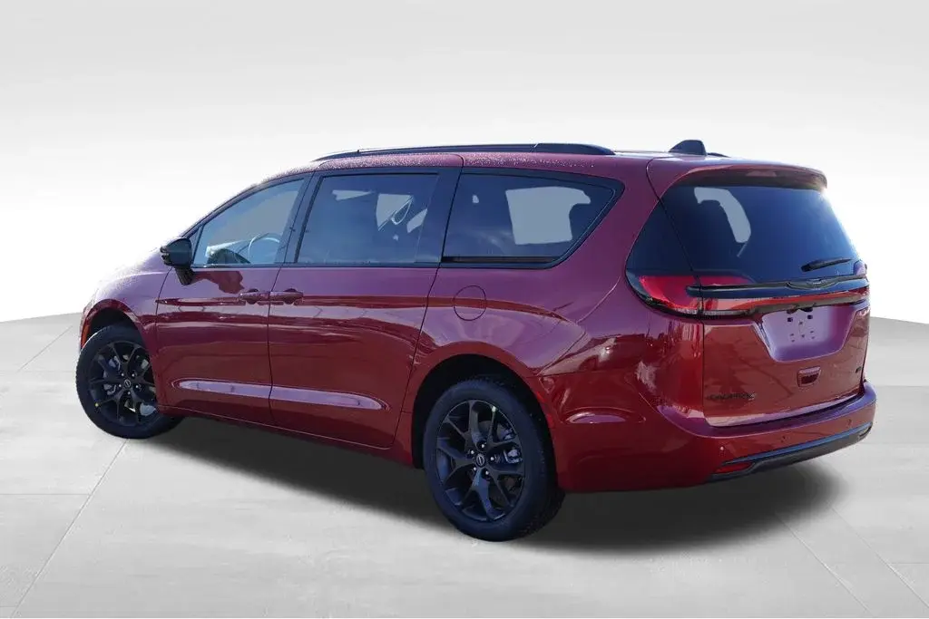 2026 Chrysler Pacifica Select AWD photo 5