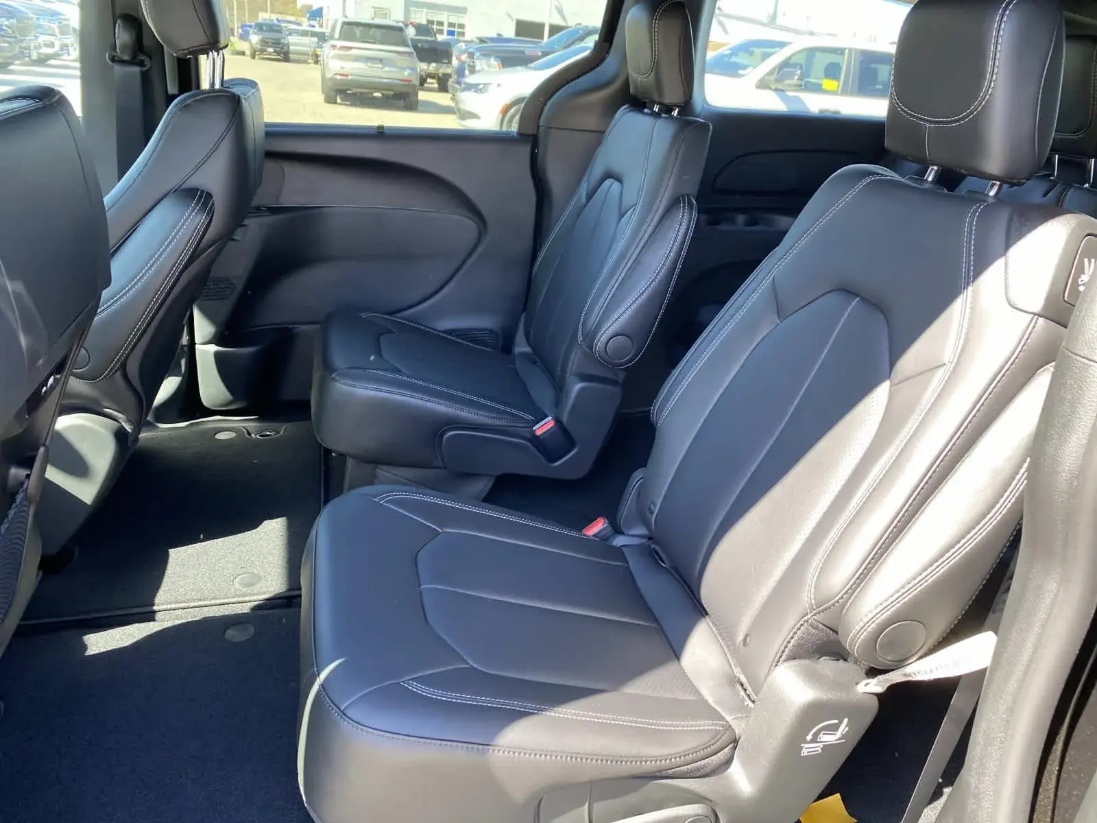 2026 Chrysler Pacifica Select AWD photo 5