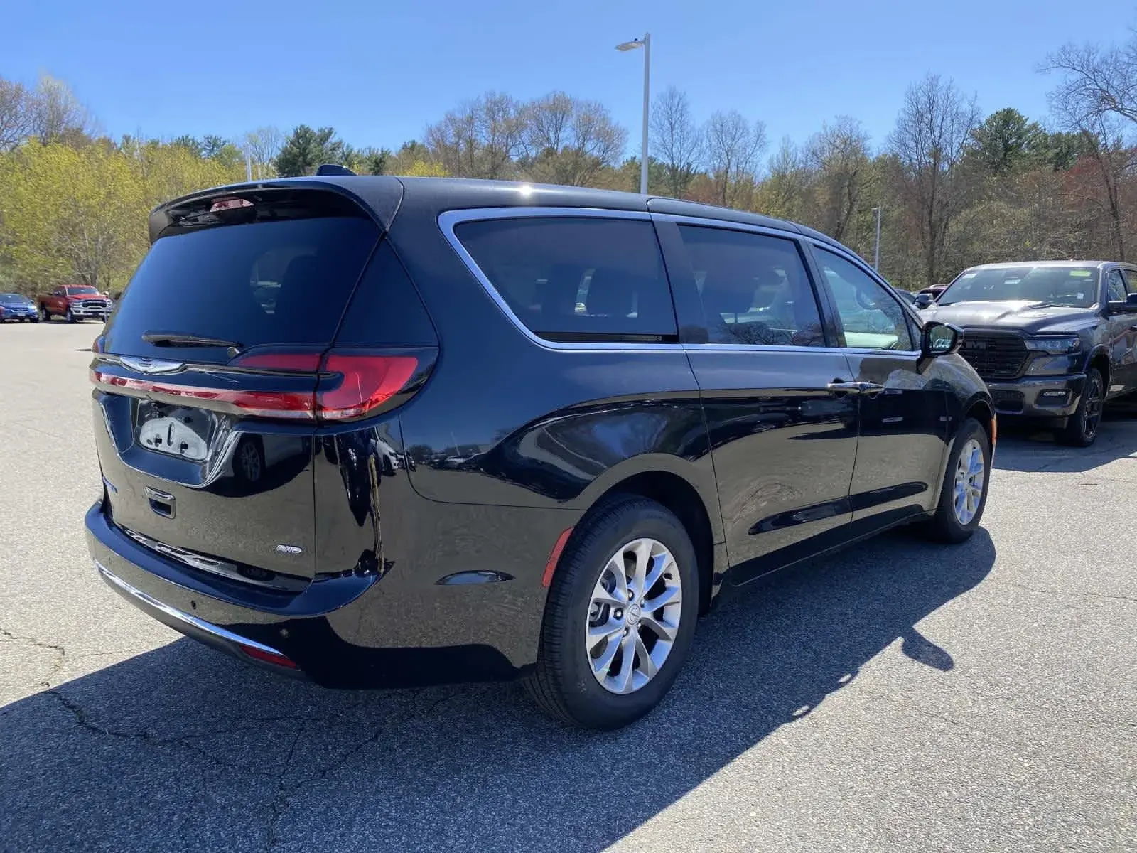 2026 Chrysler Pacifica Select AWD photo 3