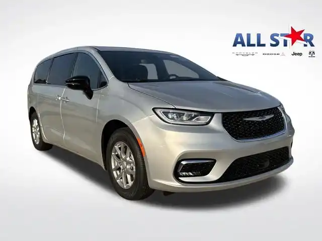 2026 Chrysler Pacifica Select's photo