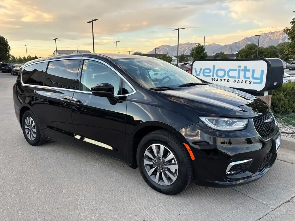 2024 Chrysler Pacifica Hybrid PHEV Select photo 1