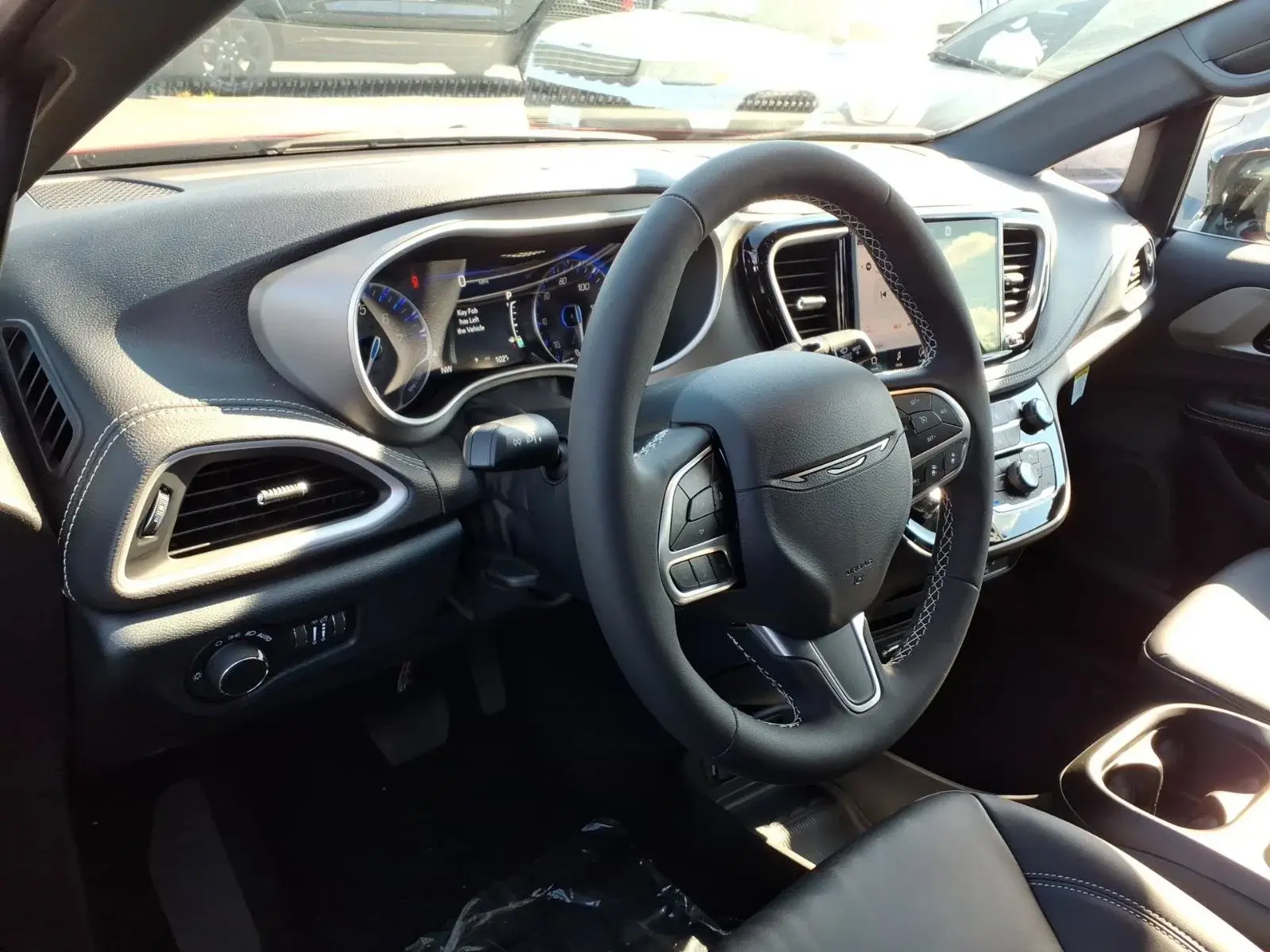 2027 Chrysler Pacifica Select photo 5