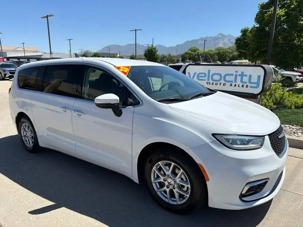 2023 Chrysler Pacifica Touring L's photo
