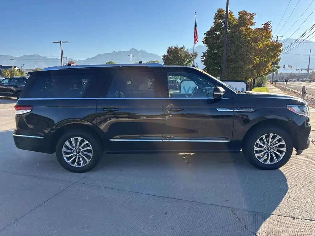2024 Lincoln Navigator Premiere L 4WD photo 3