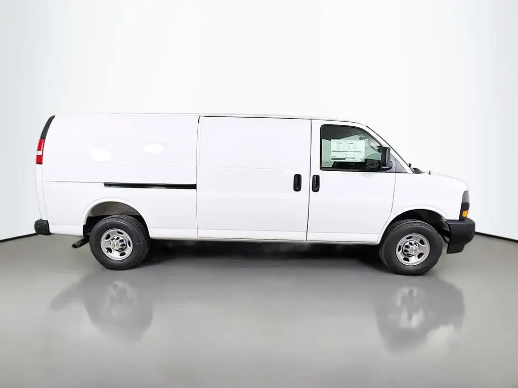 2026 Chevrolet Express 3500 Extended Work Van photo 4