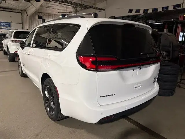 2027 Chrysler Pacifica Select AWD photo 3