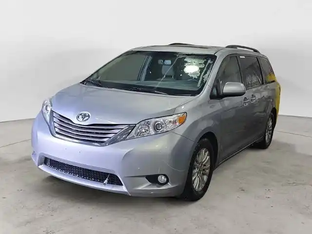 2015 Toyota Sienna XLE V6 7-Passenger Access Seat's photo