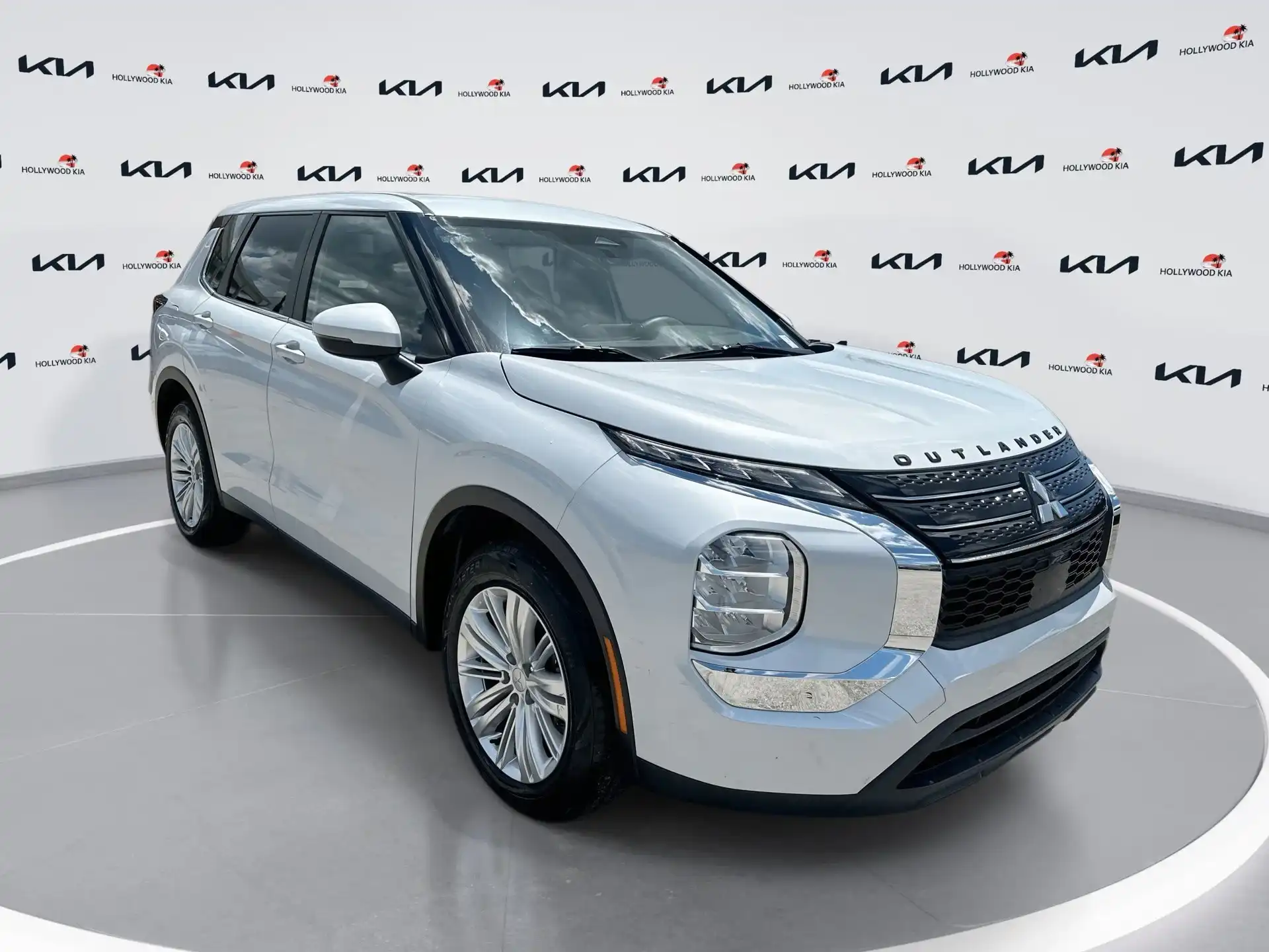 2023 Mitsubishi Outlander ES 2WD's photo