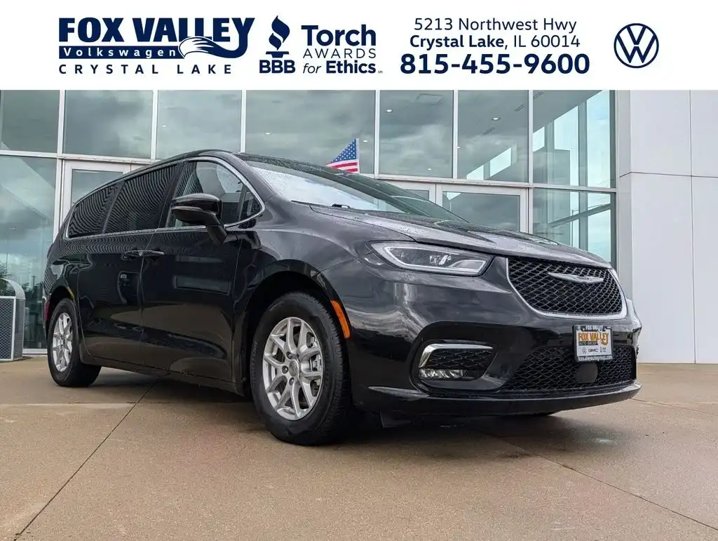 2024 Chrysler Pacifica Touring L's photo