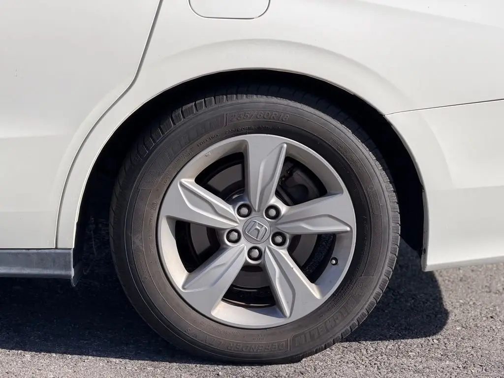 2019 Honda Odyssey EX-L with RES & Navigation photo 3