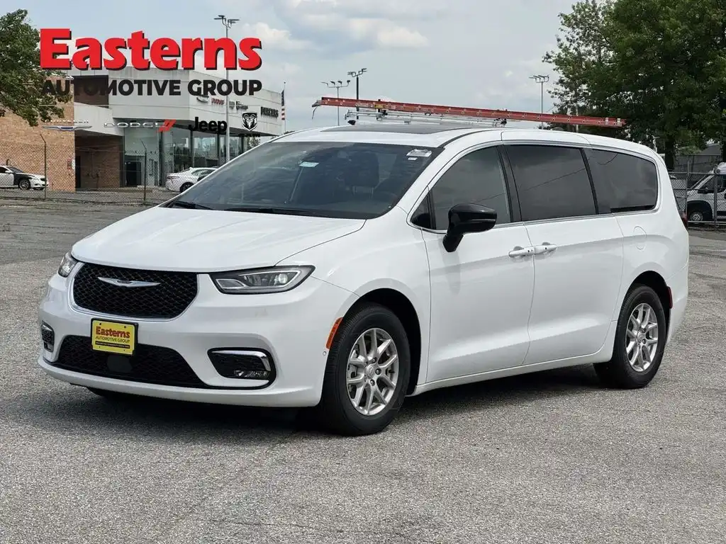 2026 Chrysler Pacifica Select's photo
