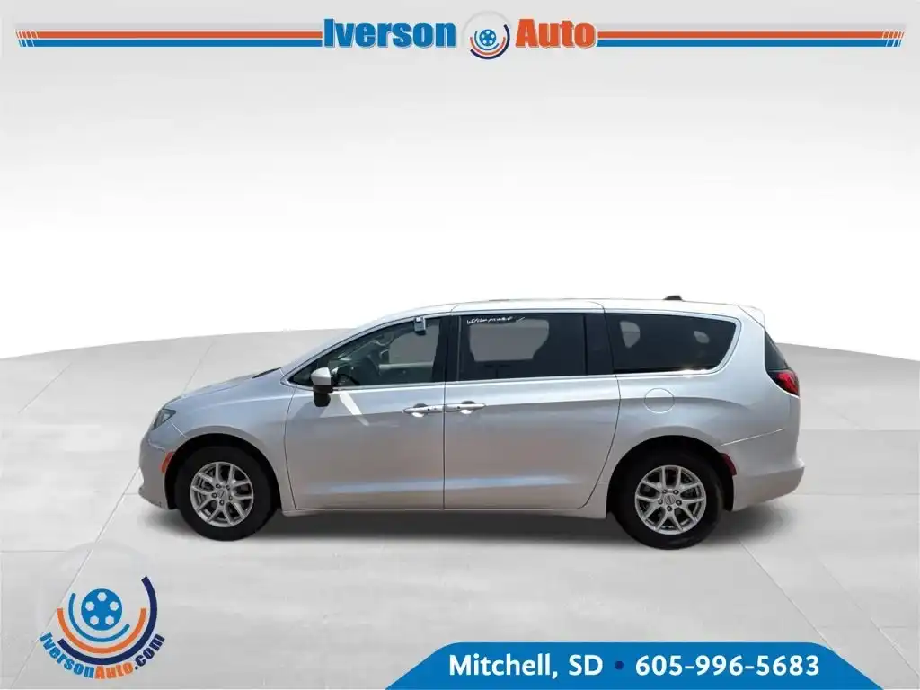 2023 Chrysler Voyager LX's photo