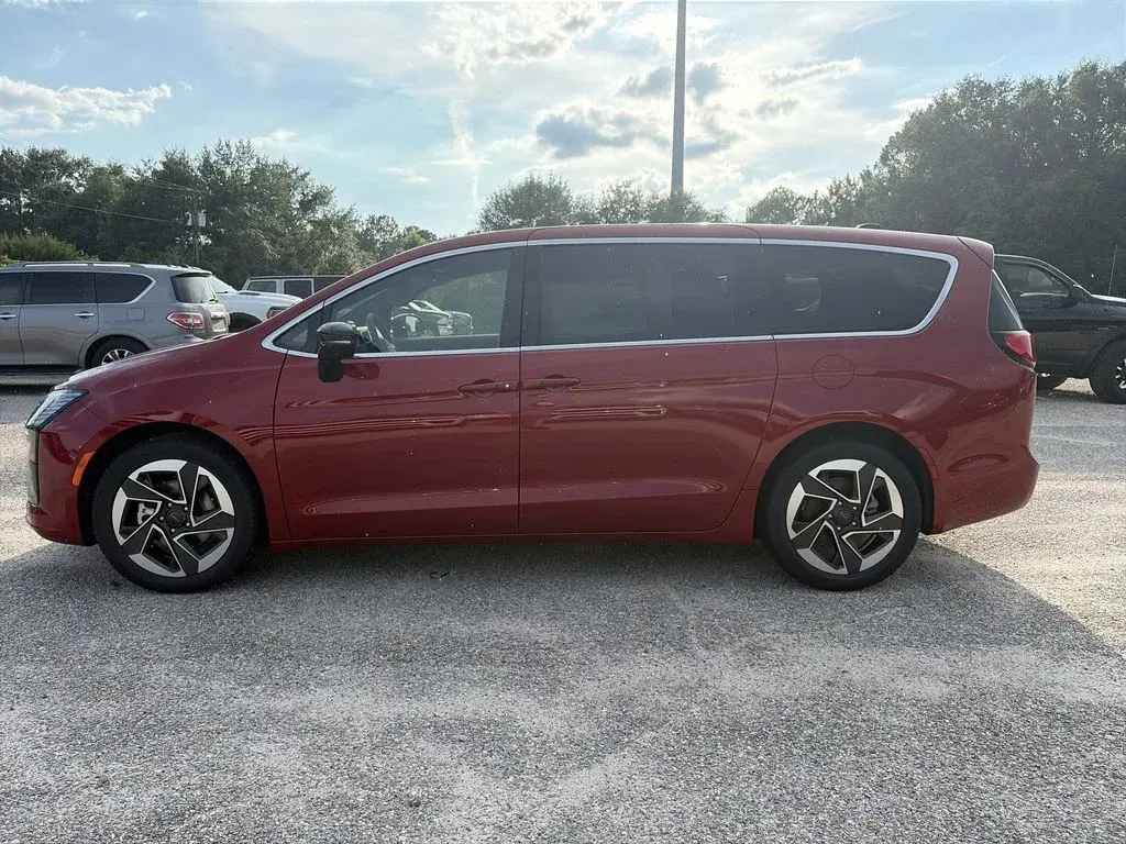 2027 Chrysler Pacifica Limited photo 3