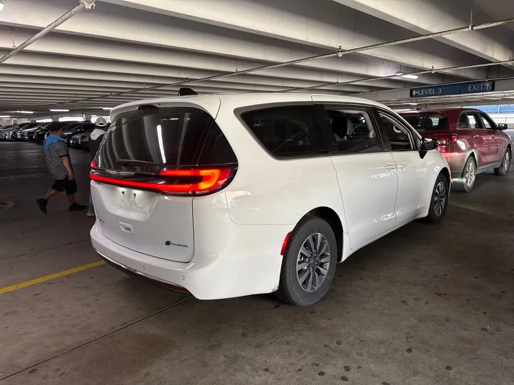 2024 Chrysler Pacifica Hybrid PHEV Select photo 3