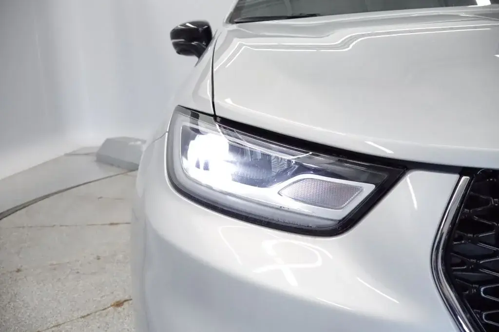 2026 Chrysler Pacifica Select AWD photo 3