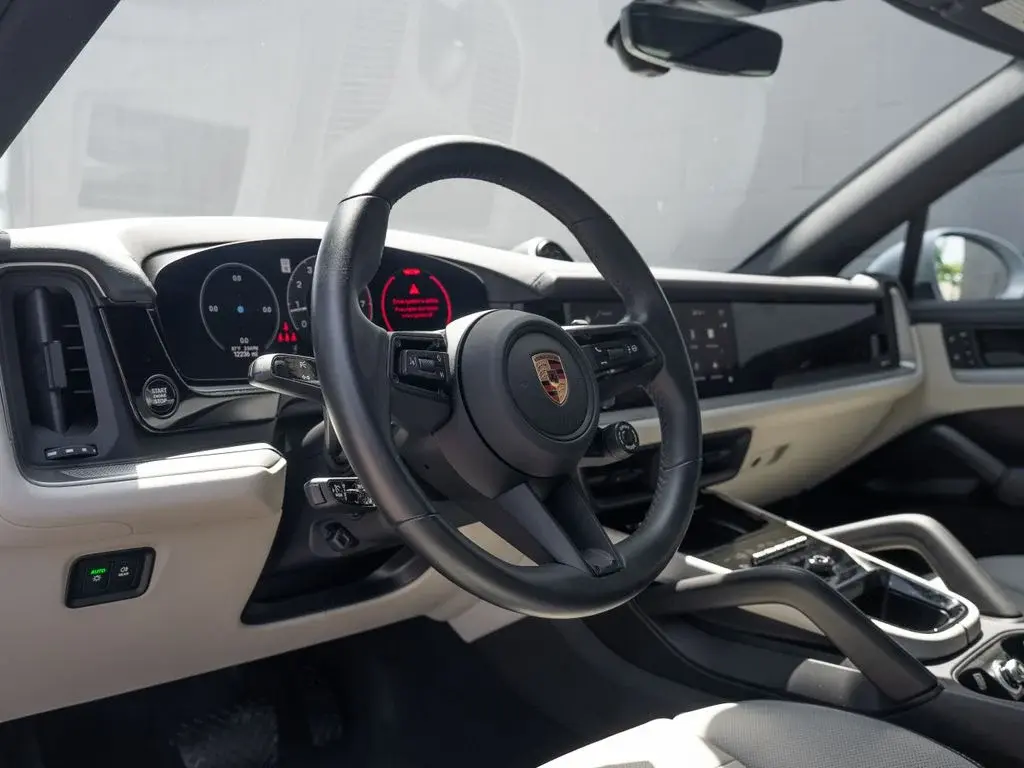 2025 Porsche Cayenne Base photo 4