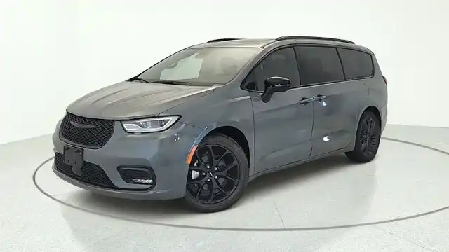 2025 Chrysler Pacifica Limited's photo