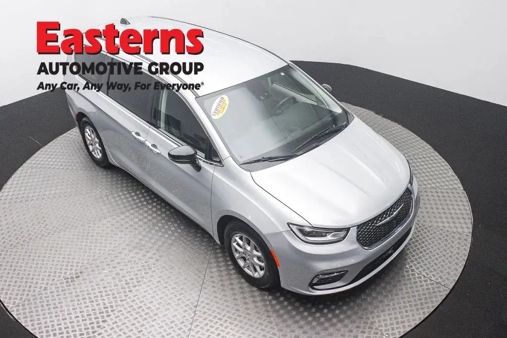 2024 Chrysler Pacifica Touring L photo 3