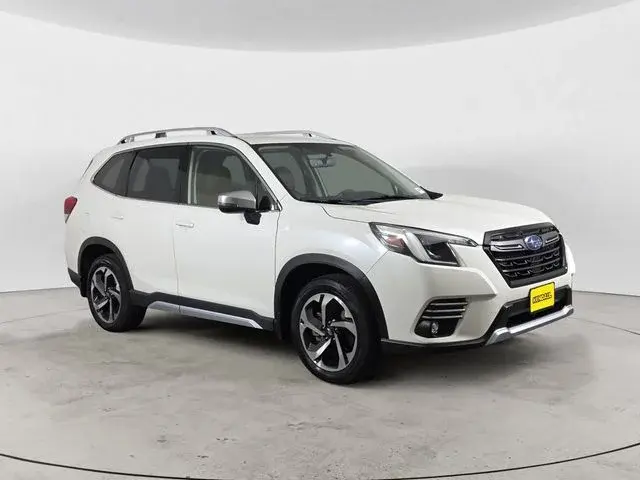 2023 Subaru Forester Touring photo 3